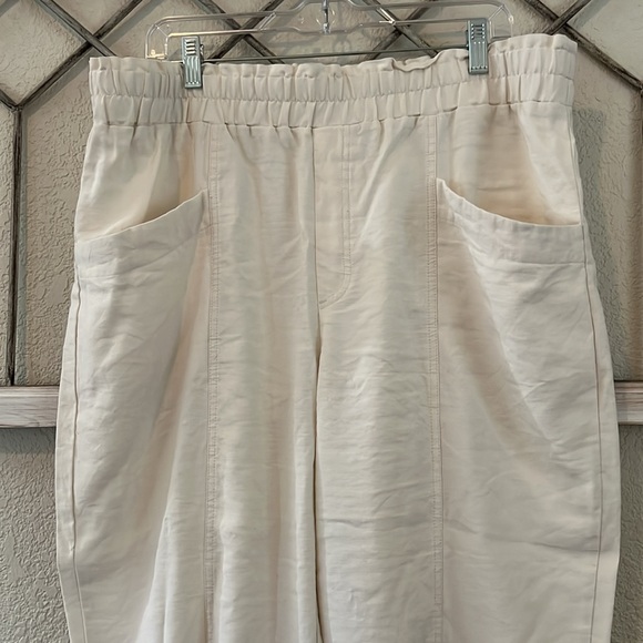 Super cute off white linen pants with large loose front pockets - Picture 2 of 4